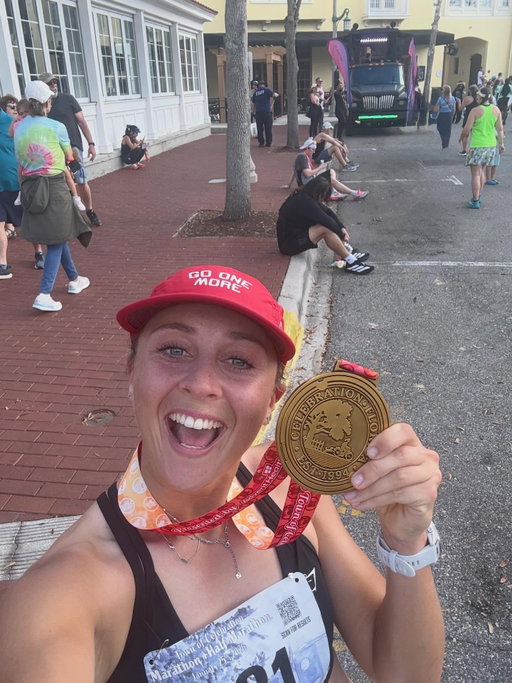 Marathon n°1 in the books — 3:52:30 🤩🥳

Thanks @jdcunningham97 for the prep and keeping it fun ! @dovey_mc_wobblesworth for a great training camp 🏌🏼‍♀️and being on site to cheer me on, swapping caddy duty for marathon supporter duty ✨

Tuesday through Saturday 
✔️ 20 hours of practice 
✔️ 29 holes played 
✔️ 30km run 
Then Sunday Marathon 42km - av. 5:30km/min 🏃🏼‍♀️✔️