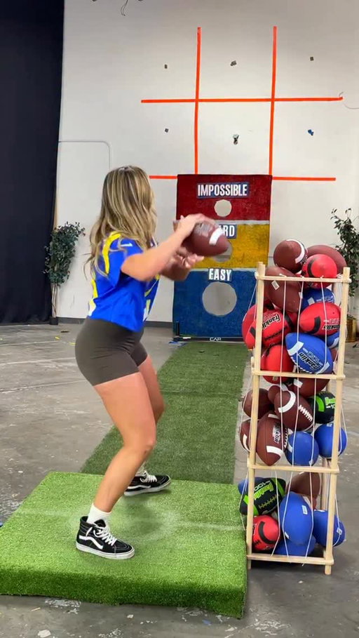 Can the Rams win today or is it IMPOSSIBLE⁉️

#trickshot #rams #football #nfl