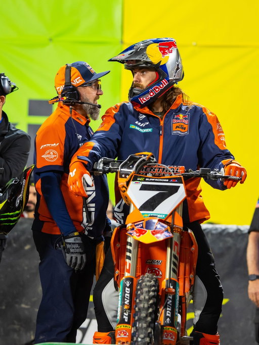 A2, Unfortunately had a crash in the heat race & thought I could give it a go in the main but ended up pulling off halfway through, my body was much more sore than I thought! Will regroup & see you guys in Houston!🤠

#KTM #ReadyToRace
@ktmusa 
@redbull 
@motorexusa 
@wellsfargo 
@progressive 
@wingsforlife 
@renthal_moto 
@ridedunlop 
@wp_suspension 
@twin_air 
@motomasterbrakes 
@eibach_world 
@dominoracing 
@ets_racing_fuels 
@ogio_powersports 
@hinsonracing 
@panklracing 
@akrapovic 
@paradiseautos 
@arclevers 
@decalworks 
@acerbisusa 
@sdv_selledallavalle 
@didchain 
@thormxofficial 
@parts_unlimited 
@scottmotosports 
@dirtbikekidz 
@ethika 
@polarglobal 
@bakersfactory 
@aldon104 
@jay_m_burgess 
@wes.hunter 
@kendallplessinger 
@angieplessinger 
@jsp57 
@keytomedia_ 
@teamdrg 
@lancelangston 
@beegcreations
@align.with.us