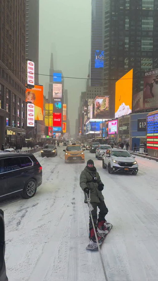 @zacalsop making the most of a snow day in New York City