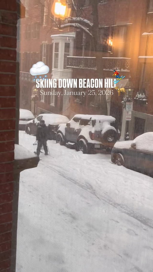 The storm’s not even half over yet and someone’s already skiing down Beacon Hill with their dog 🎿🐶❄️

🎥 @tynatino