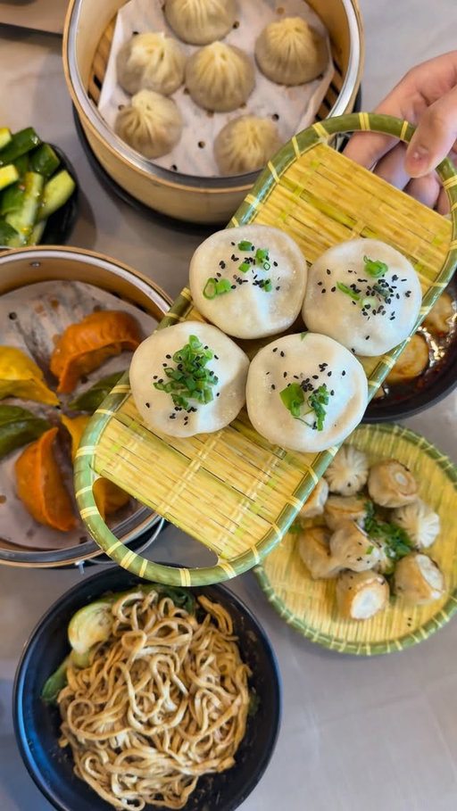A new dumpling spot opened up a few months ago North of Seattle! @dumplingworldseattle is serving some pretty large dumplings filled with so much soup! It’s pretty dang good and a spot I’d bring my parents to. 

Here’s everything I tried: 
- Pan fried pork soup bun
- Shrimp & pork xiao long bao 
- Colorful dumpling 
- Pan fried thumb buns
- Szechuan tan tan noodle
- Shrimp & pork spicy & sour dumplings
- Curry chicken & potato pot stickers
- Passion fruit cucumber

#dumplingsoup #soupdumplings #dumplings #seattlefoodie #dumplinghouse