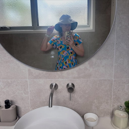 Weekend away down the GOR 🏖️ 

Moment for my @solbari UPF 50+ Holiday Sun Hat 👒 , Pepper Pie from Grandma Shields Bakery🥧 Cocktails 🍸 Bunnings style snags 🌭and views 🏝️