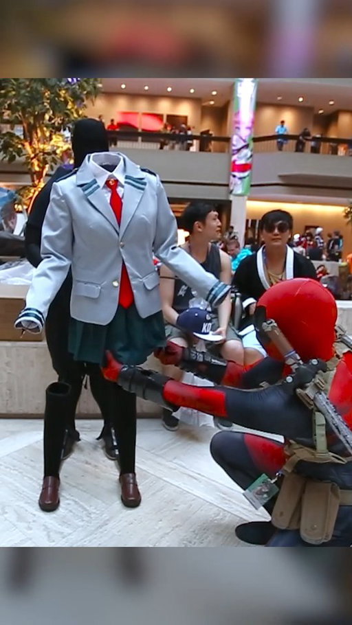 Deadpool's first encounter with an invisible school girl 🧐

#deadpool #toruhagakure #myheroacademia #anime #cosplay