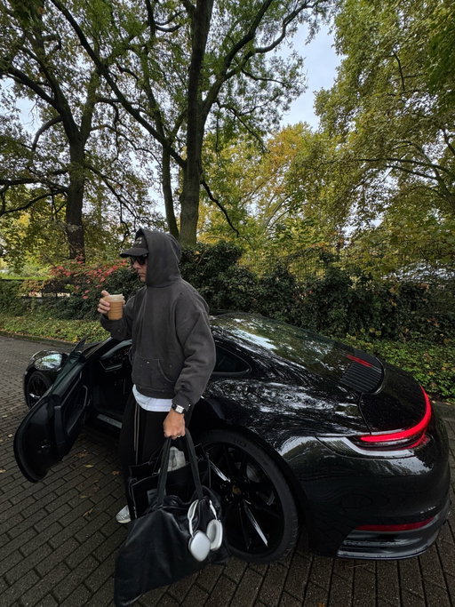 Starting the week 
.
.
.
.
#menswear #streetstyle #porsche #porsche911 #streetwear