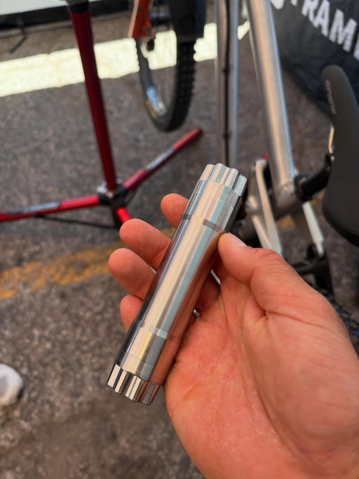 @ride5dev just launched their heavy metal spindles. These add the amount of weight our riders asked for in the right place in a clean way. Fits on any bike, really simple. Cheers 5Dev for making these!