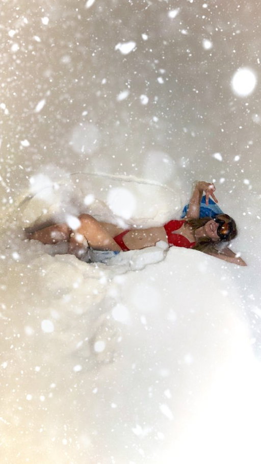 Nothing says beach day like a Canadian polar vortex!🇨🇦 ❄️ 

#snowstorm #Canada #canadian #snowstorm #bikini