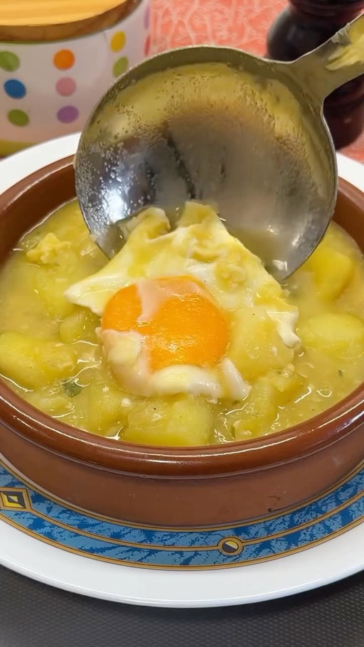 Patatas viudas!!😋 Un plato humilde, económico y muy sencillo de hacer. Con apenas unas patatas, ajo, pimentón y un par de cosas más que tengas por casa lo tienes listo. Cuando hay poco en la despensa y la nevera está vacía, pero tienes ganas de comer bien. A veces, lo más sencillo es lo más rico.
•
INGREDIENTES:
1 kg. patatas
1 cebolla
1 cc. pimentón dulce
2 hojas laurel
Azafrán
Agua
Sal y pimienta
Ajo y perejil fresco
Huevos
•
Comienza pochando la cebolla bien picada hasta que cambie de color, entonces añade unas patatas en cachelos (chascar las patatas con el cuchillo para arrancar los trozos). Rehoga unos instantes, agrega el pimentón, integra y cubre con agua. Pon las hojas de laurel, salpimenta al gusto e incorpora azafrán infusionado (hebras de azafrán machacadas con un poquito de sal y mezcladas con agua templada).
•
Entonces, deja cocinar unos 15 minutos antes de añadir un majado de ajo y perejil, remueve y termina poniendo huevos (uno por comensal) encima del guiso, deja hasta que se cuajen las claras y que la yema quede blandita. Sirve recién hecho y disfruta de este guiso casero ecónomico que está riquísimo.
•