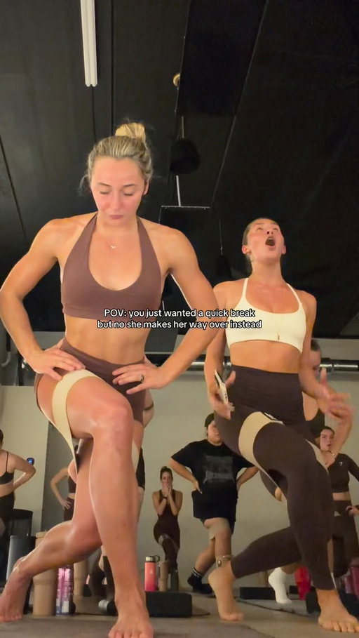 Dare I take a ‘quick break’ in front of her 

@melania.antuchas @onbrandhotstudio 

#matpilates #matworkout #hotpilates #sculpt