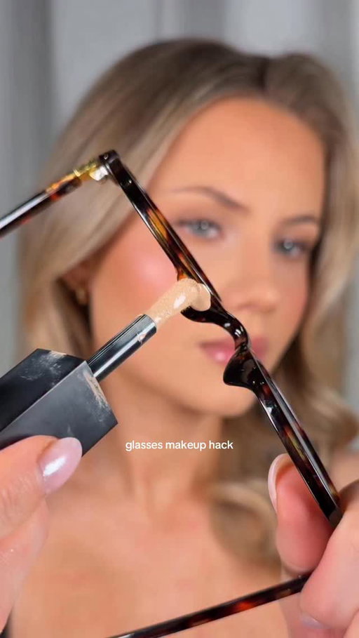 zero glass marks!!! this actually works so surprisingly well ib @velabeauty
@hudabeauty faux filter concealer
@charlottetilbury airbrush flawless finish powder
#makeuphack #makeup