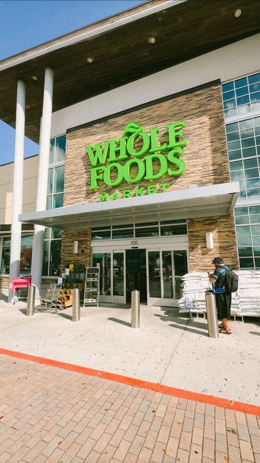 No te gusta cocinar o no tienes tiempo? Te traigo una opción☺️En Whole Foods puedes pedir el Family Meal por $35, Incluye 4 raciones de comida. hay varias opciones de proteína y sides, así que lo adaptas a lo que a ti te guste☺️

Llegas a casa, lo divides en 4 envases y listo 4 almuerzos resueltos✅

recuerda: No se trata de hacerlo perfecto, 
sino de adaptarlo a tu vida🙌🏼✨💪🏻💘

@wholefoods #vidasaludable #entrenamiento #mealprep