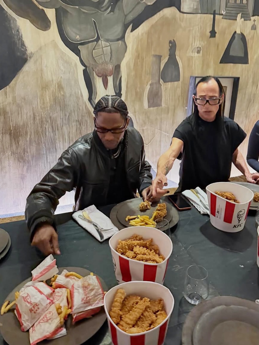 Travis Scott and Rick Owens enjoying some KFC 🐔🍗

“Squeeze in a meal whenever fit.” — Travis