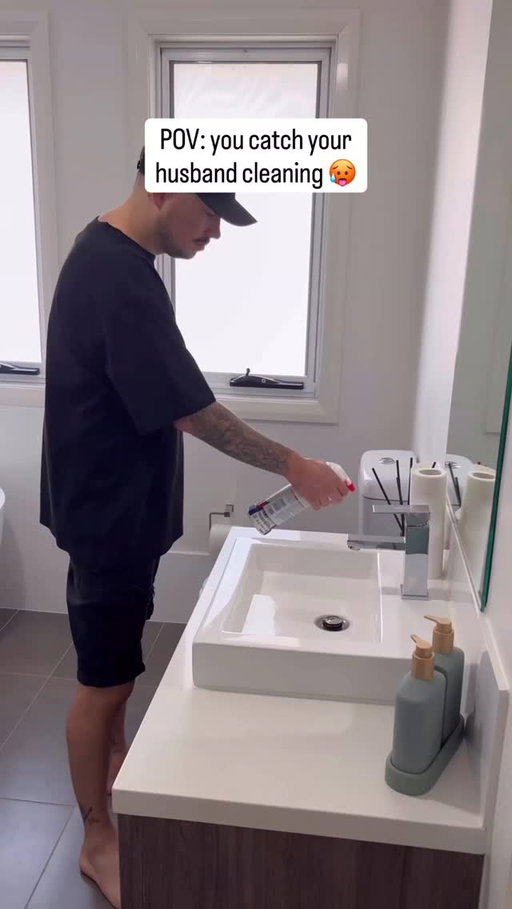 POV: you catch your husband cleaning 🥵🧼

@domestos_anz Power Foam sprays upside down, gets into all the hard-to-reach areas and the foam does all the hard work of removing 99.99% of germs.

#couple #marriage #comedy #cleaning #husband