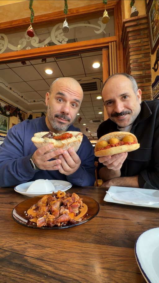 EL MEJOR BOCADILLO DE CARNE DE CABALLO de nuestras vidas A 10 mins de Valencia.

Nos hemos pegado un ALMUERZO VALENCIANO increíble mi amigo @esmorzaret y yo en uno de esos bares que cuidan cada ingrediente y receta, con producto de km0 de huertos que se ven desde su propio restaurante , con embutidos artesanos de calidad, con panes que ya no se ven en casi ningún bar en la actualidad  y con un sabor brutal en cada bocado.

📍 CA XORET , C/ Sant Isidre 44, Roca, Valencia.