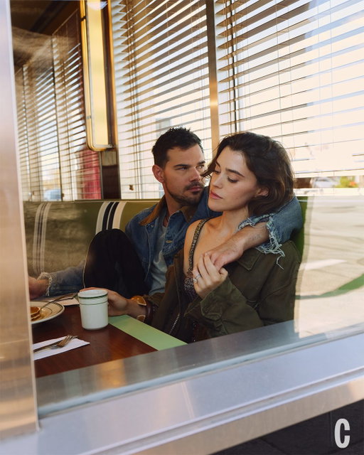 “​​If I do a project and it doesn’t go as planned, I’ll still be coming home to my family that’s always going to be there.”

After being set up by his sister, @taylorlautner and @taylautner had a slow-burn relationship for the history books. Go to the link in bio to hear about the power couple’s romance from their POV.

Photographed by @rona_liana
