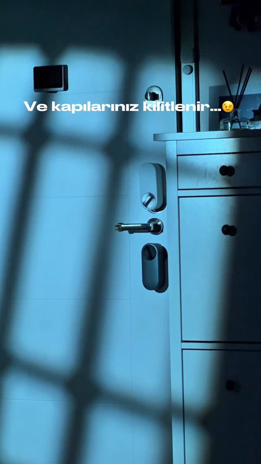 Akıllı evlerde iyi geceler senaryosu, Siri ile daha konforlu. Akıllı ev sistemleri sesli asistanlarla kullanıldığında daha kullanışlı oluyor. Televizyonunuz ve aydınlatmalarınız matter veya HomeKit destekli ise, Aqara U200 kapı kilidi ile kapılarınızı da otomatik kilitleyen bir “iyi geceler” senaryosu yapabilir, sabahları da “günaydın” senaryosu ile kilitleri açıp kahvenizi hazırlamanızı sağlayabilirsiniz 😉 #Aqara #smartlock #akıllıev #akıllıkilit #işbirliği