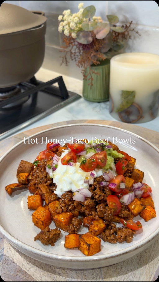VIRAL HOT HONEY TACO BEEF BOWLS

This is my take on the viral hot honey taco beef bowl, with sweet potato & cottage cheese! Gets a 10/10 from us. 

Follow @kimberlys_journeyy for more recipes like this ⤵️

For two: 
For the beef 
- 300g lean beef mince 
- half packet taco seasoning 

For the potatoes 
- 400g sweet potatoes 
- tsp aromat, smoked paprika & garlic granules 

For the tomato salsa 
- half diced red onion 
- handful diced tomatoes 
- handful fresh parsley 
- pinch salt 
- juice of half a lemon 

To serve:
- half a mashed avocado 
- 20g hot honey 
- 2tbsp fat free cottage cheese 

Start off by cooking your potatoes, cut them into small cubes, add all the seasonings and some spray oil and cook in the airfryer for 20-25 minutes until they are nice and crispy. 

Add beef to a pan, use a spatula to break up any larger pieces. Then add the seasonings & a splash of water. 

Then just leave this to simmer for 5-10 mins. 

Mix together the tomato salsa ingredients. 

Serve in bowls with the mashed avocado and cottage cheese on top.