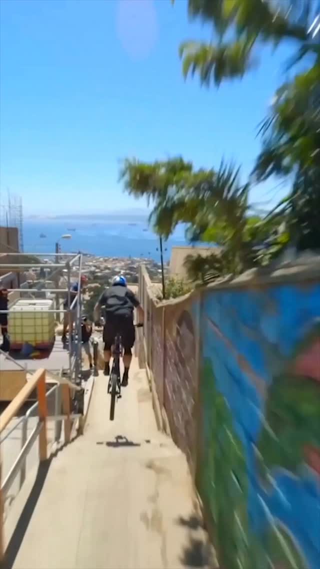 the rooftops of Chile are calling 🇨🇱🔥
Get ready for Red Bull Valparaíso Cerro Abajo in just a few weeks - February 15. 👊
🚴‍♂️: @tomasslavik63 

#urban #downhill #mtb #enduro #racing