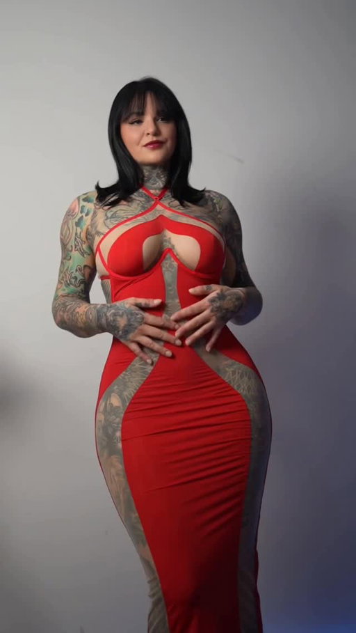 The perfect dress for the heavily tattooed 😳