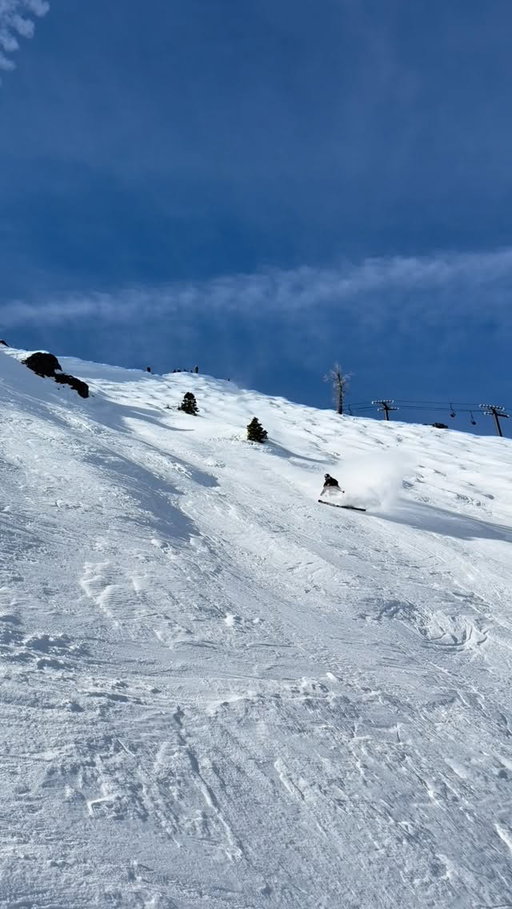 First day back on campus in a week…The groomers and the chalk are tremendous as demonstrated by @travisganong and @codytownsend in Tamara’s @palisadestahoe 

#gregstump #blizzardofaahhhs #palisadestahoe