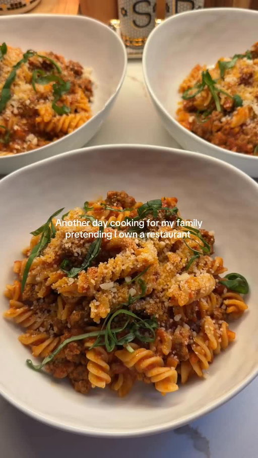 dinner in under an hour made deliciously with @carbonefinefood bolognese simmer sauce 🍝 

recipe:
cook 1lb of ground beef or pork in a non-stick pan for 10 minutes
add in 4 tbsp of butter
add in 1/2 cup of milk
once those are combined, add in your Carbone bolognese sauce, and I let mine simmer for 20 minutes on low with 1/2 cup of parmesan cheese, and some fresh basil
when your pasta is cooked, add it into your saucepan and top with more parm + basil
enjoy :)

#carbone #bolognese #glutenfree #ad