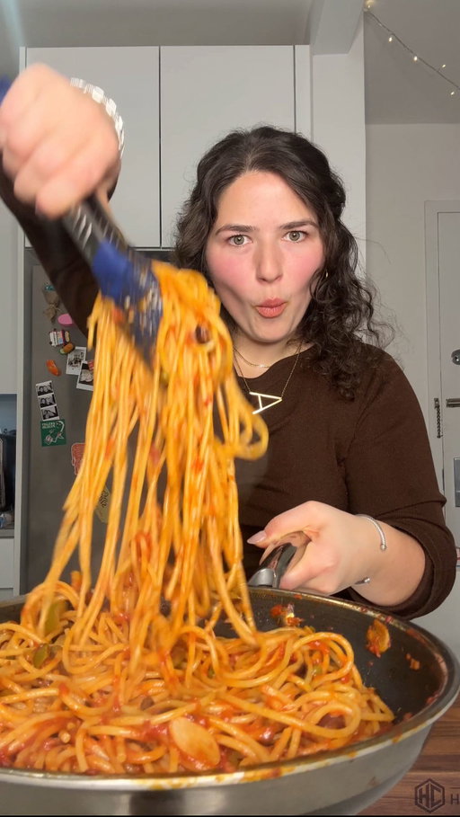 Sometimes all you need is what’s already in your kitchen, and a really good pan…😋@hexclad

Comment “RECIPE” to get the full recipe sent directly to you!! 

https://alessandraciuffo.com/pasta-alla-puttanesca/