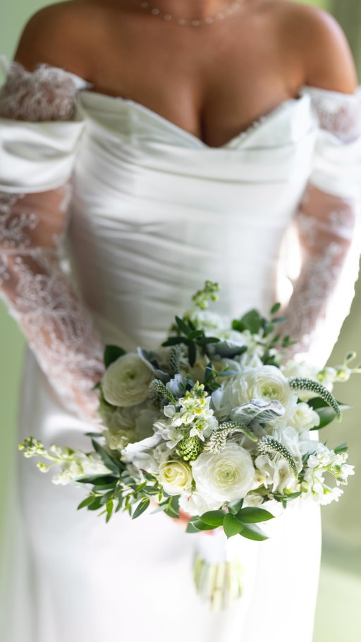 how I did all of my florals for under $900 from costco 🌸

proof you can save money and have a beautiful wedding 💐

save this if you’re planning a wedding 🤍

#2026wedding #2026bride #weddingplanning #weddingbudget #weddingflorals