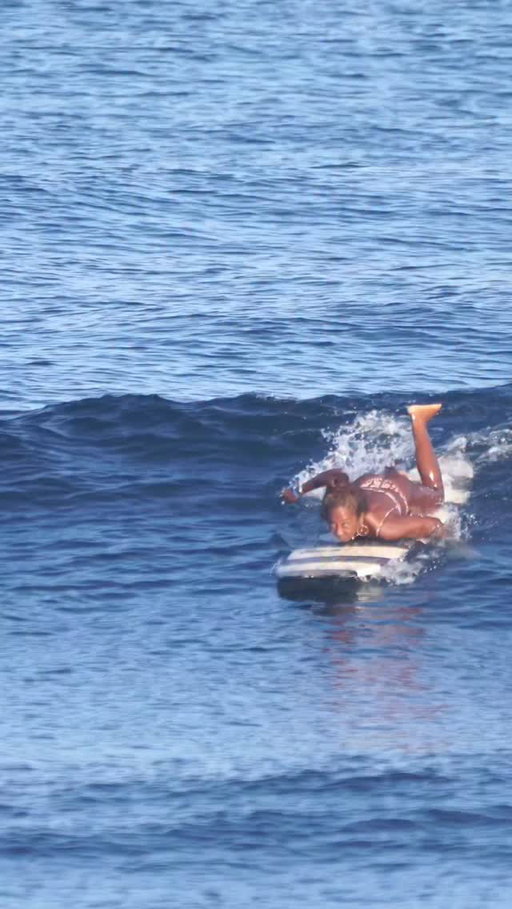 One of my last surf in the Philippines 🇵🇭🤍
.
.
🎥: @mike_eijansantos 
Riding 9’1 @stamps.surfboards 
.
.
.
#surfergirlstyle #hangten #launion #surfvideo #longnoardlife
