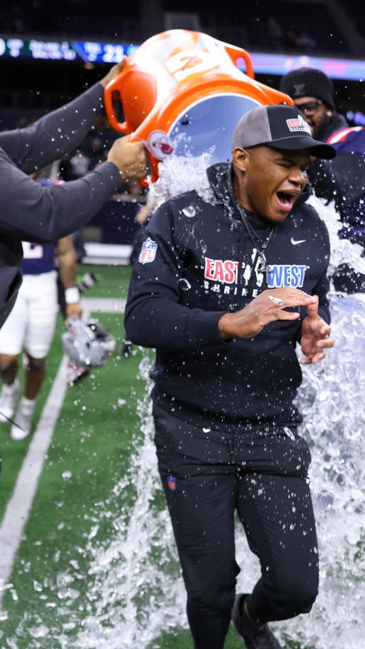A well-earned Gatorade shower for Coach @lundawells 🚿

#ShrineBowl