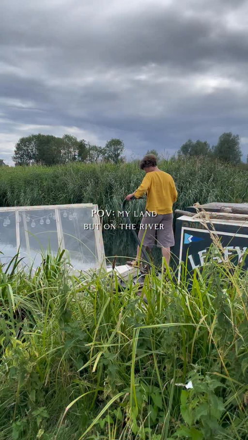 Work with what you’ve got! 

#space #land #gardening #garden #growing #growingfood #organic #life #living #healthyliving #narrowboatlife #boatlife #riverlife #narrowboat #lifeontheriver #cat #blackcat #nature #cat #rooftopgarden #freedom #independance #joy #summer #summergarden #growingvegetables