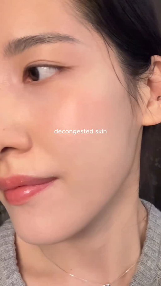 Tips for saying goodbye to congested skin 😮‍💨

1️⃣ Speed up cell turnover
Use something that actually pushes clogged pores out.
Exfoliants like retinoids or BHAs help speed up cell turnover.
When it comes to retinoids, consistency matters more than the product name.
→ Start slow: 1–2x a week with a lower strength 

2️⃣ Remove the causing products
Check your moisturizers and makeup first.
If congestion keeps coming back, I switch to minimal ingredient formulas.
Fungal-acne-safe products can help too.

3️⃣ Double cleanse at night
Sunscreen + base makeup residue can trap comedones.
Oil cleanse first, then follow with a gentle water-based cleanser.

4️⃣ Protect your skin barrier
Congestion doesn’t thrive in a healthy skin environment.
Don’t overdo exfoliation—
use barrier-friendly products on off days.

5️⃣ Hydration matters more than you think
Dehydrated skin overproduces oil.
Light, watery hydration helps prevent new bumps.
Hope it helps 🤍

#skintexture #closedcomedones #cloggedpores #koreanskincare #koreanskincare