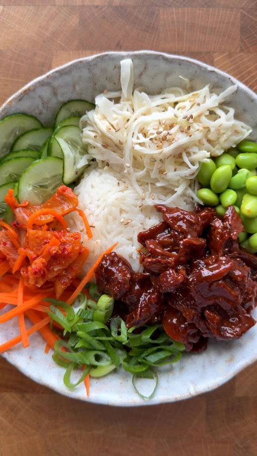 STICKY GOCHUJANG BEYOND STEAK BOWLS

ad If you love a saucy bowl moment, this one’s for you!!!! We’re using Beyond Steak Pieces as our high protein (24g of protein per 100g - hello) plant based meat, which get tossed in a glossy gochujang, maple and soy glaze, then piled onto fluffy rice with crunchy veg and a creamy sesame slaw. Absolutely YUM. Find Beyond Steak Pieces at Tesco, Sainsbury’s and Ocado.

Serves 2.
For the glaze:
▫️ 1 heaped tbsp gochujang
▫️ 2 tbsp soy sauce
▫️ 1½ tbsp maple syrup or agave
▫️ 1 tbsp rice vinegar
▫️ 2 tsp sesame oil
▫️ 1 tbsp garlic and ginger paste
▫️ 1 tsp cornflour
▫️ 2–3 tbsp water

For the bowl:
▫️ 1 pack Beyond Steak Pieces
▫️ Jasmine rice
▫️ Cucumber, finely sliced
▫️ Carrot, julienned
▫️ Edamame, thawed
▫️ Spring onions
▫️ Kimchi (optional)
▫️ Sesame seeds

For the slaw:
▫️ White cabbage, shredded
▫️ 1 tbsp plant-based mayo
▫️ drizzle of sesame oil
▫️ 1/2 lime, juiced

Method:
1.⁠ ⁠Combine the ingredients for the glaze in a jar, then seal and shake to combine.
2.⁠ ⁠Heat a wide pan over a medium-high heat with a drizzle of oil and cook the Beyond Steak Pieces for 4 minutes. Pour over the glaze and let it bubble for a couple of minutes until thick and glossy.
3.⁠ ⁠Toss the cabbage with the mayo, a drizzle of sesame oil and a squeeze of lime. I also like to add toasted sesame seeds.
4.⁠ ⁠Spoon rice into bowls, then top with the sticky steak, cucumber, carrot, kimchi, edamame, slaw, spring onions and sesame seeds.
ENJOY!

#beyondmeat #plantbased #ricebowl #gochujang