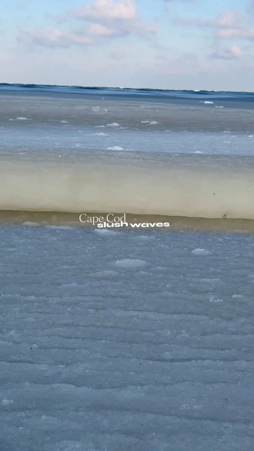 It’s so cold in Massachusetts the waves in Cape Cod Bay have turned into slush 🌊🧊 Sound on for some frozen wave ASMR 😌

📸: christophersetterlund