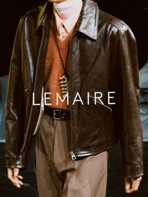 The Details - @lemaire: “We have a very pragmatic approach to clothes; it’s very much about the daily dimension - something utilitarian and functional,” said Christophe Lemaire. “But at the same time, we also love art, poetry and moods.” Season after season, Christophe Lemaire and Sarah-Linh Tran draw inspiration from cinema; and real-life characters to develop new ideas. This approach has become almost philosophical, bridging the “down-to-earth” with the “little bit irrational.” #lemaire #PFW #🇫🇷