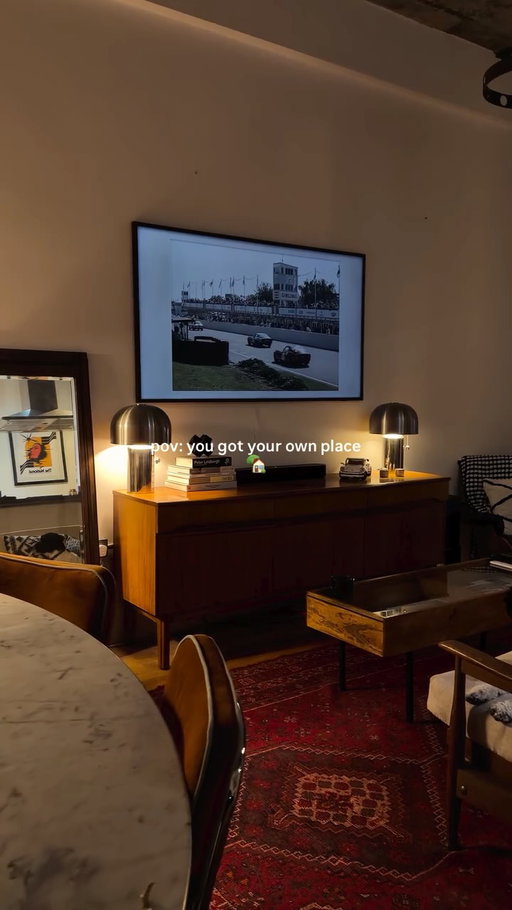 having your own space 🌃 >> 

#homeinspo #boyapartment #midcentury #homedecor #minimalisthome #interiordecor #interiors #unisexapartment #scandiinterior #kendrick #eameschair #apartmentdecor #loftapartment #nycapartment #londonapartment #loftdesign #dayvsnight #eveningvibes #ambientlighting #guyapartment