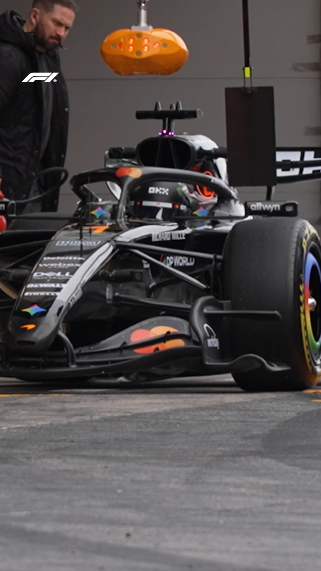 Activating stealth mode! 🖤

McLaren debut their MCL40 for the first time at the Barcelona Shakedown 🙌👀

#F1 #Formula1