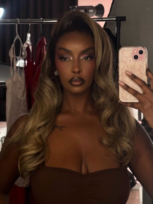 Normalizing taking photos and posting them immediately 💁🏾‍♀️

Set day with my favs @facesbyadam @hairbyrakiya @yana_sabaytis @ @lightlab_photostudio