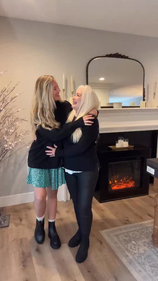 rockin what my mama gave me + @thursdays 👯‍♀️

#thursdayboots #chelseaboots #motherdaughter #styleinspo #wcw