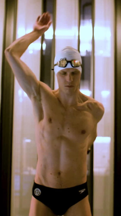 18 hours. 100+ miles. Zero shortcuts.

Equinox member, @olav swam, rode, and ran his way through an indoor ultra triathlon at Equinox Hudson Yards.