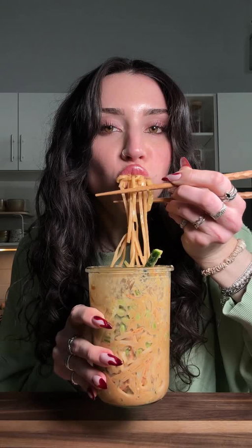 Peanut noodle jars are now going to be a weekly staple. The jars are on my stories! 

Ingredients:
- a few spoonfuls of peanut butter 
- soy sauce
- rice vinegar
- sesame oil
- hot honey
- minced garlic 
- sriracha 
- rice noodles 
- Edamame 
- tofu or chicken
- sliced cucumber
- carrots
- green onion

#healthyrecipes #highprotein #easyrecipes #noodles