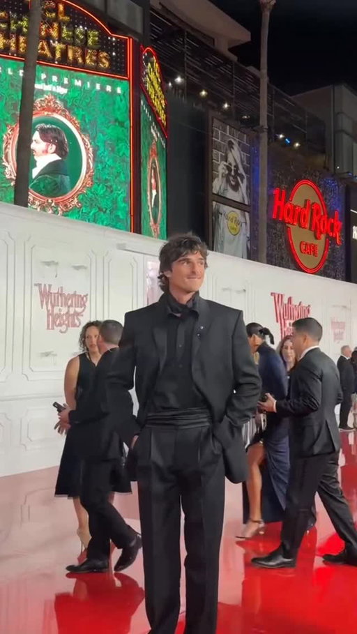 Hey Jacob, next time you need to spit your gum out, I have two hands that are available. 

Video: @ladytomhanks/Bustle #JacobElordi #WutheringHeights