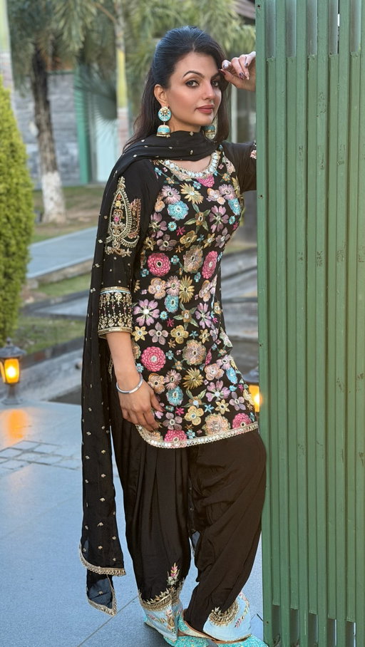 🖤🖤

Outfit @sardarnibykirangurm