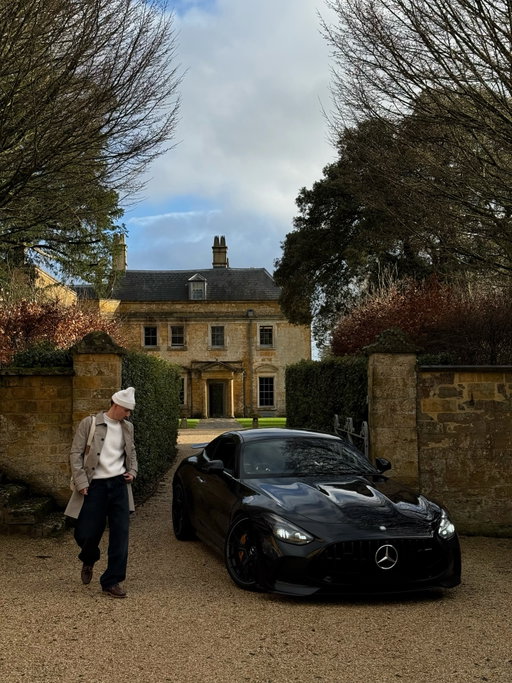 Country boy escapades 🏁🏁

Car: @mercedesbenzuk 
Thank you @marksandspencerman for the trip 👌

#mensweardaily #menwithstreetwear #mercedes #gt63