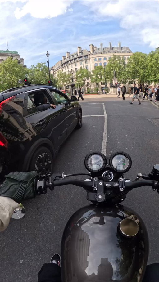 London fun, polite fist bumps and sweets for strangers 🖤

BYE driver 🗣️

Say hi if you see me whizzing around town

Love you x

.

#harveyridesbikes #harvey #vibes #wholesome #london