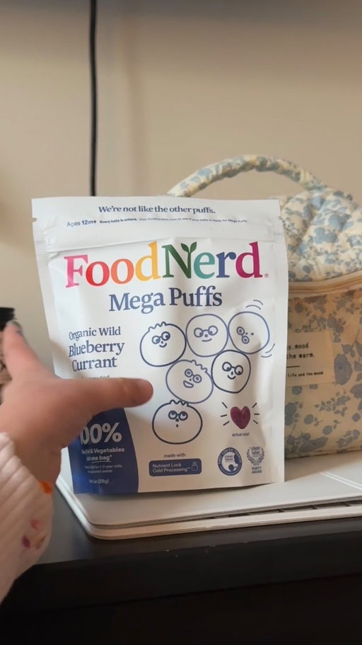 sick day with my girl means lots of extra cuddles, yummy snacks and fitting in as much work as I can while she’s sleeping/distracted 😅

Thankful for @foodnerdinc Mega Puffs because it’s one of the only things she’ll eat while she’s sick and I have zero guilt letting her snack on them all day. 

 #toddlersnacks #momsofinsta #toddlersnackideas #nutrientdense #foodnerd