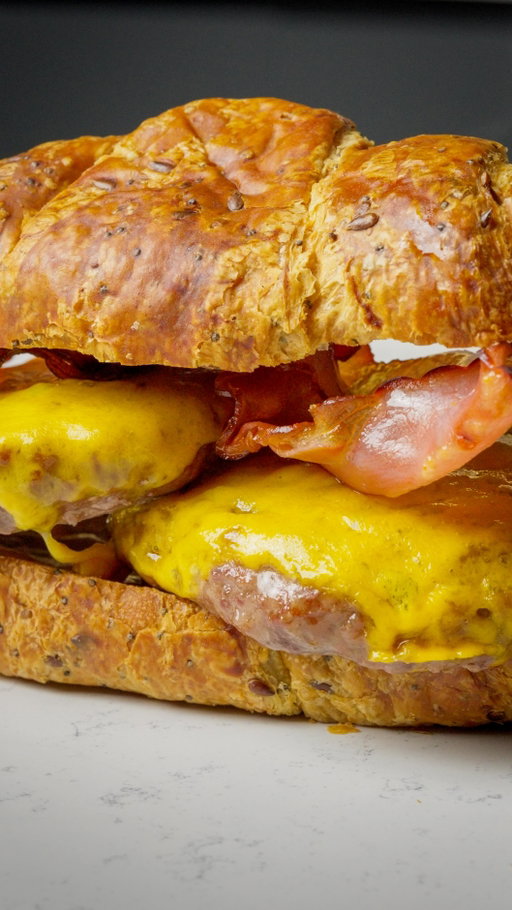 Um dos favoritos cá de casa...Cheeseburger no Croissant na Air fryer ❤️🤩

Um jantar ou petisco em 15 minutos, com um molho que faz toda a diferença. 

✨Comente PITADA para receber a receita completa e o truque para um molho pitada de sucesso. ✨

Só vai precisar de:
- Hambúrgueres
- Queijo cheddar 
- Bacon (opcional)
- Croissants ou pães de hambúrguer
- Molho Pitada 

Porque com as Air Fryers da @radiopopular qualquer prato fica ainda mais prático, mais rápido e absolutamente delicioso...com apenas uma Pitada. 😉

#cheeseburger #airfryer #receitas #apitadadopai #radiopopular