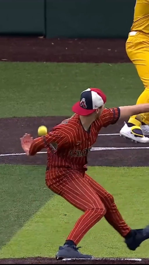 How are you supposed to "keep your eye on the ball" with @clark_gilmore throwing stuff like this 😮‍💨

#bananaball #indianapolisclowns #savannahbananas #baseballplayer #pitcher