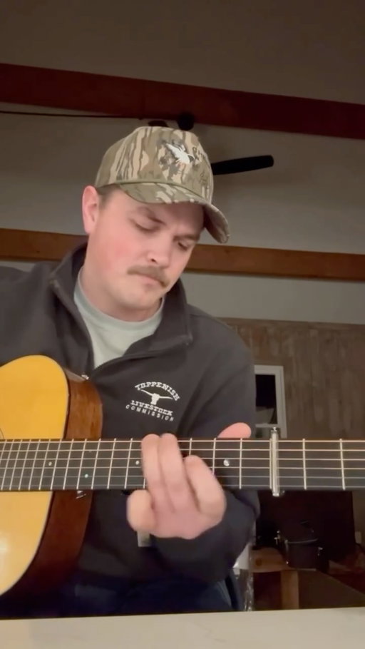 It’s too cold in Tennessee, so the garage session is coming to you from the kitchen this time

#classiccountry #countrymusic