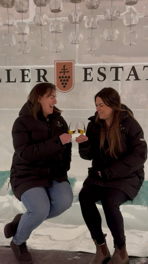 This is for the Icewine lovers! Who are you bringing to experience the 10 Below Icewine Lounge on the Greatest Winery Tour? ❄️✨ Tag them below!🍷

#myWineCountry #PellerEstates #CanadianIcewine #TenBelow #Icewine