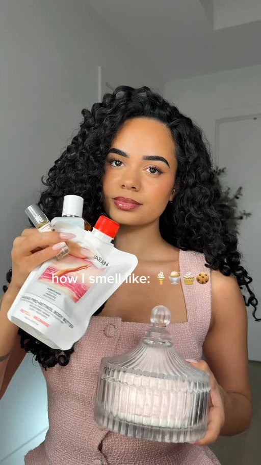 How I smell like: marshmallow vanilla 🍦🧁🍨

Let me tell you this combo will be sticking with me all year ROUND! This is what gourmand dreams are made of 

@josiemaran retinol body butter 
@fentyskin vanilla dream body milk 
@ellisbrooklyn vanilla milk perfume 
@lush dusting powder

#bodycare #gourmand #scentlayering #layeringroutine